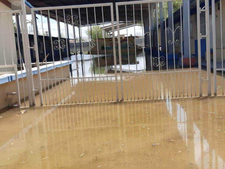 Vuelve a quedar inundada escuela, y sin nadie que resuelva Vuelve a quedar inundada escuela, y sin nadie que resuelva