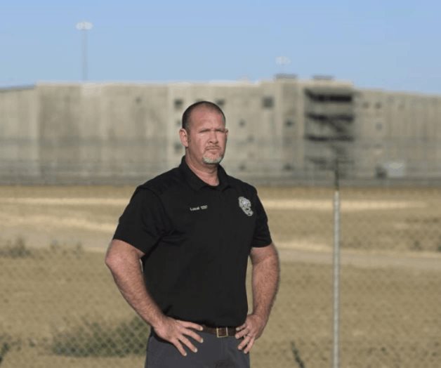 Cocineros y enfermeras vigilan a los presos de las cárceles de EE. UU.