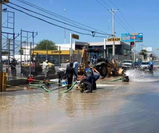 Corte de agua en colonias; repara la Comapa línea de abasto