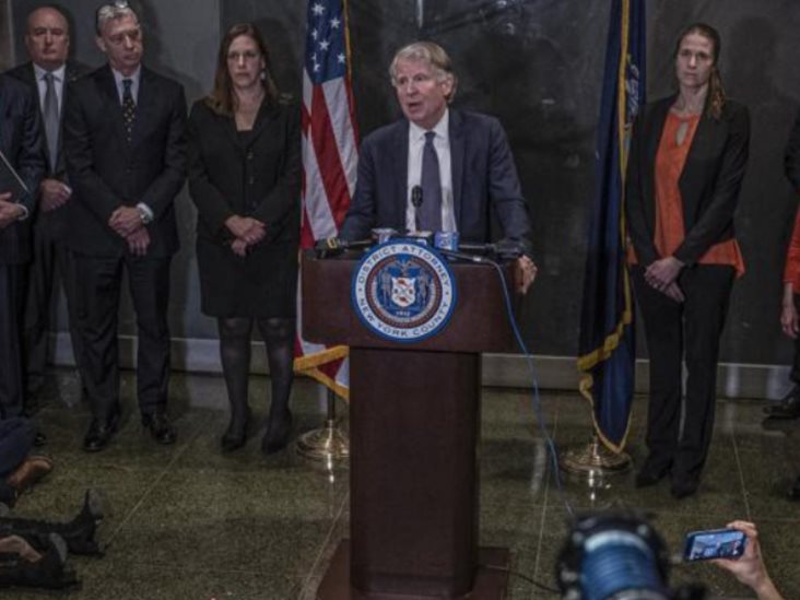 La investigación criminal de Trump se cierne sobre la carrera por el fiscal de Manhattan La investigación criminal de Trump se cierne sobre la carrera por el fiscal de Manhattan