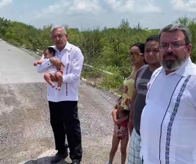 Constata AMLO pésimo estado de la carretera