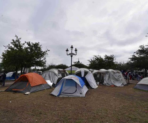 Se agiganta en la plaza campamento migratorio