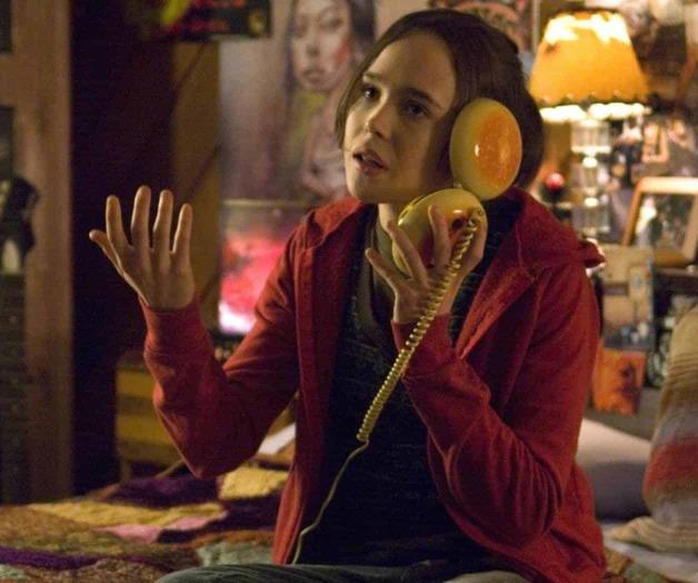 Elliot Page presume abdomen tras retirarse los senos