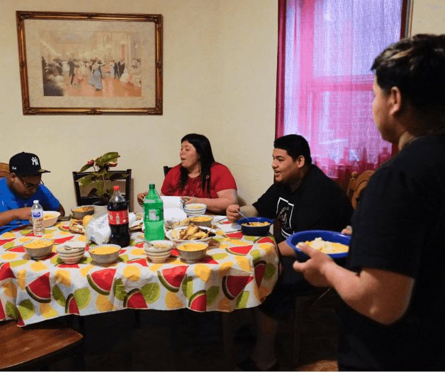 Alivio y desafíos para las familias migrantes Alivio y desafíos para las familias migrantes