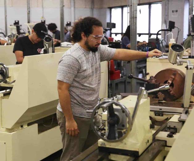 Enseñan a alumnos carreras del futuro