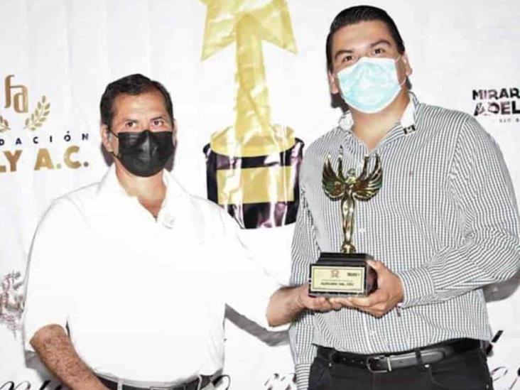 Recibe galardón ‘Altruista del año’ Recibe galardón ‘Altruista del año’