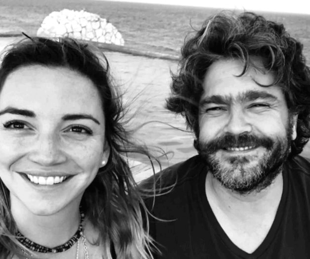 Se mensajean románticamente