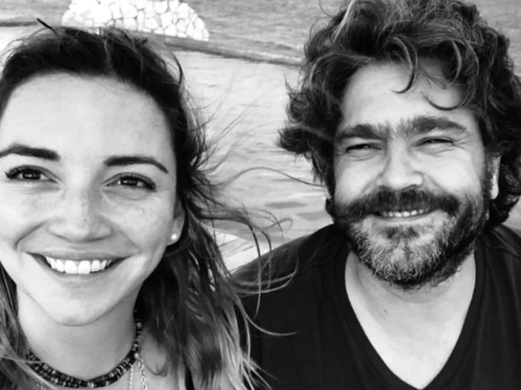 Se mensajean románticamente Se mensajean románticamente