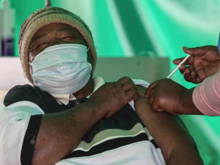 Sudáfrica inicia inyecciones para personas mayores a medida que se avecina el aumento del virus Sudáfrica inicia inyecciones para personas mayores a medida que se avecina el aumento del virus