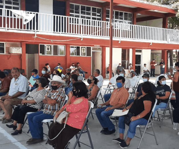 Apoyan a camarguenses en registro para vacuna