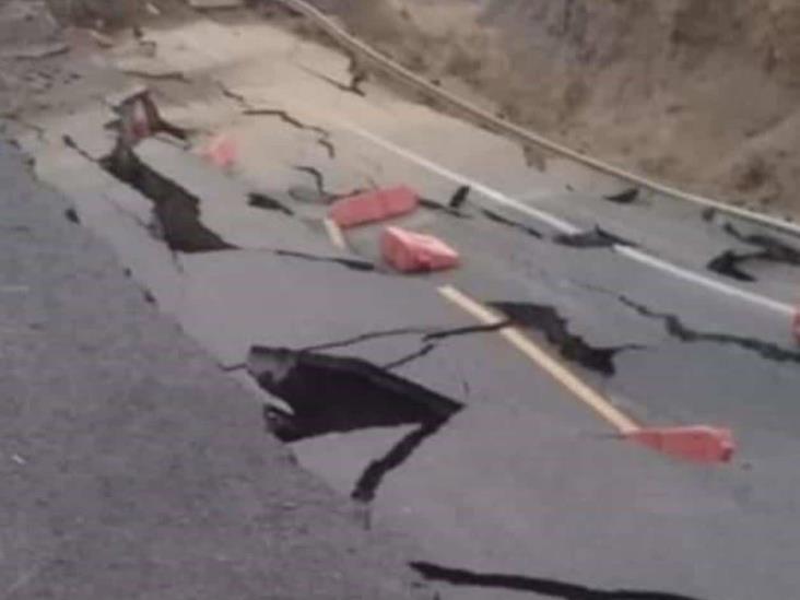 Colapsa un tramo de la autopista Siglo XXI en Michoacán Colapsa un tramo de la autopista Siglo XXI en Michoacán