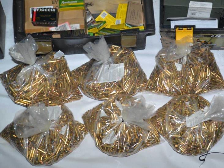 Guardó atacante armas y cartuchos Guardó atacante armas y cartuchos