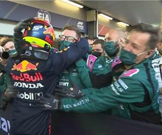 Checo Pérez festejó con sus excompañeros de Aston Martin Checo Pérez festejó con sus excompañeros de Aston Martin