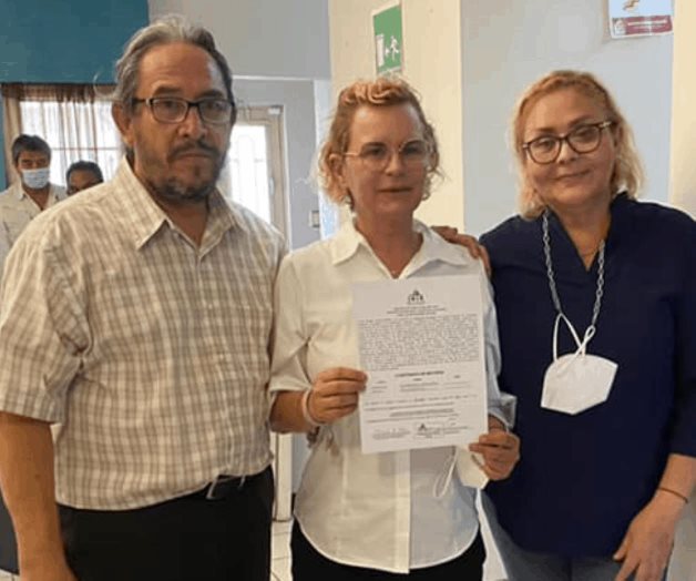 Recibe constancia Magaly Deándar