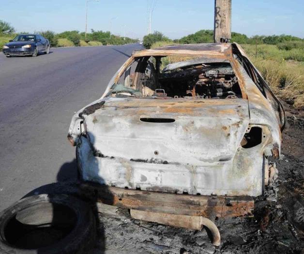 Arde vehículo y recuperan 2 autos robados