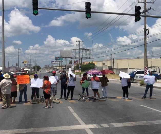 Bloquean carretera a Monterrey por falta de agua y problemas con el drenaje Bloquean carretera a Monterrey por falta de agua y problemas con el drenaje