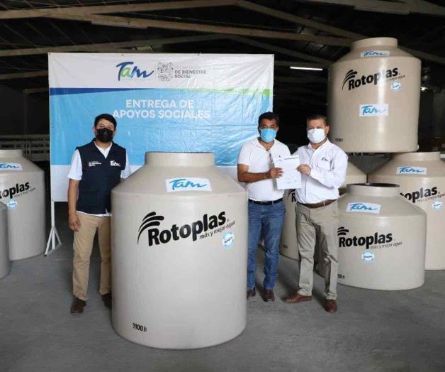 Entregan a familias tinacos subsidiados