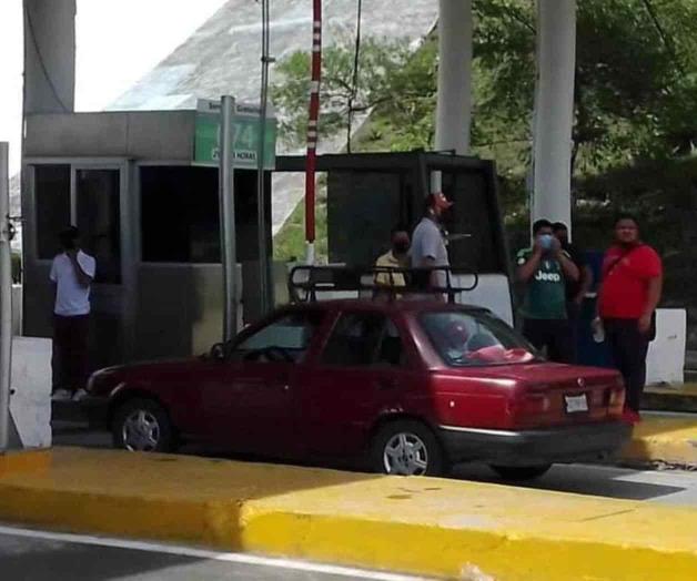 Toman normalistas de Ayotzinapa caseta en Autopista del Sol