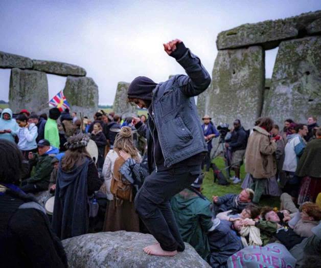 Pese a exhorto, se aglomeran en Stonehenge para solsticio Pese a exhorto, se aglomeran en Stonehenge para solsticio