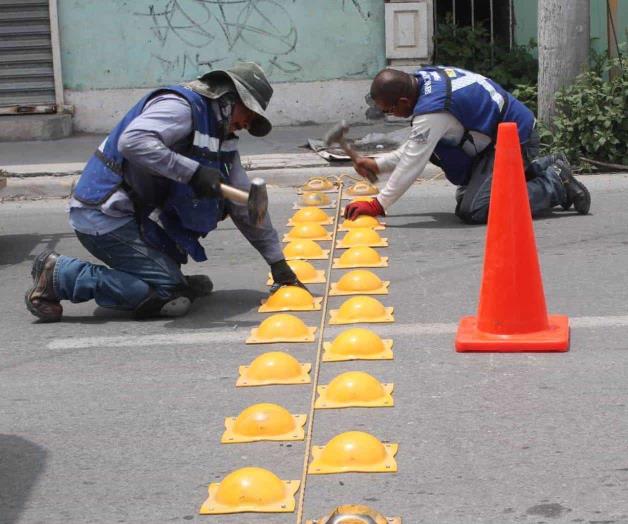 Instalan topes en vialidades