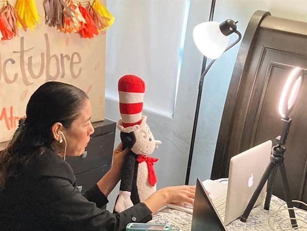 Reconocen a profesora Reconocen a profesora