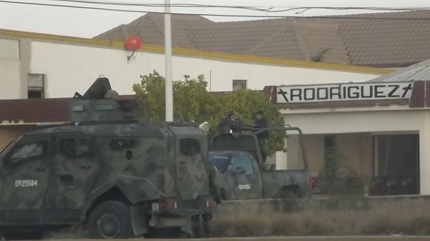 Resguardan la funeraria con cuerpos de abatidos