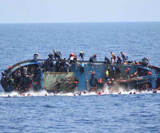 Vuelca ante Italia un barco migrante Vuelca ante Italia un barco migrante