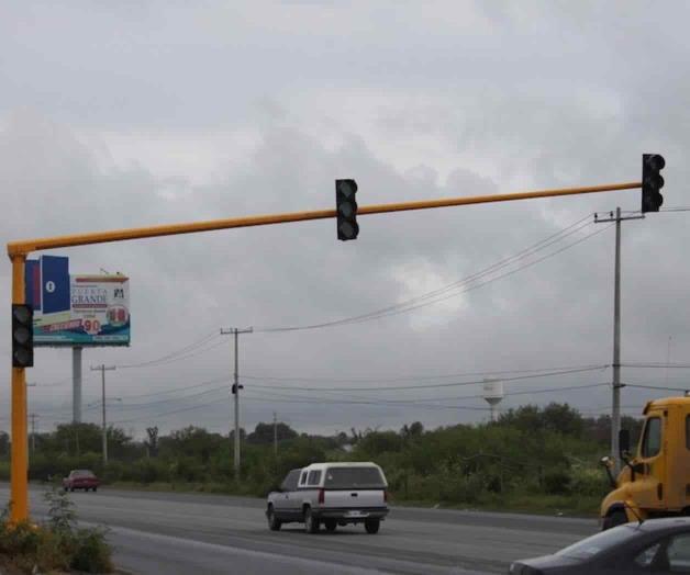 Instalan semáforo que en nada ayuda Instalan semáforo que en nada ayuda