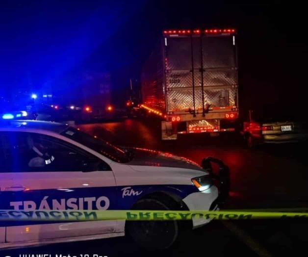 Muere conductor al impactar tráiler Muere conductor al impactar tráiler