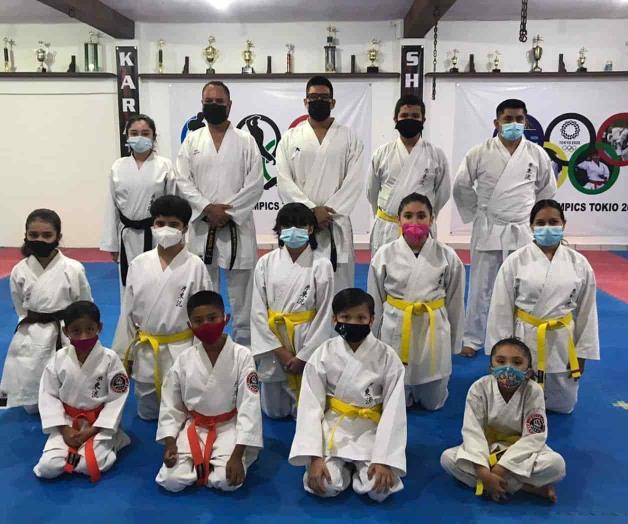 Karatekas cambian de grado Karatekas cambian de grado