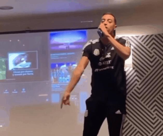 Funes Mori canta al ritmo de banda en su novatada Funes Mori canta al ritmo de banda en su novatada