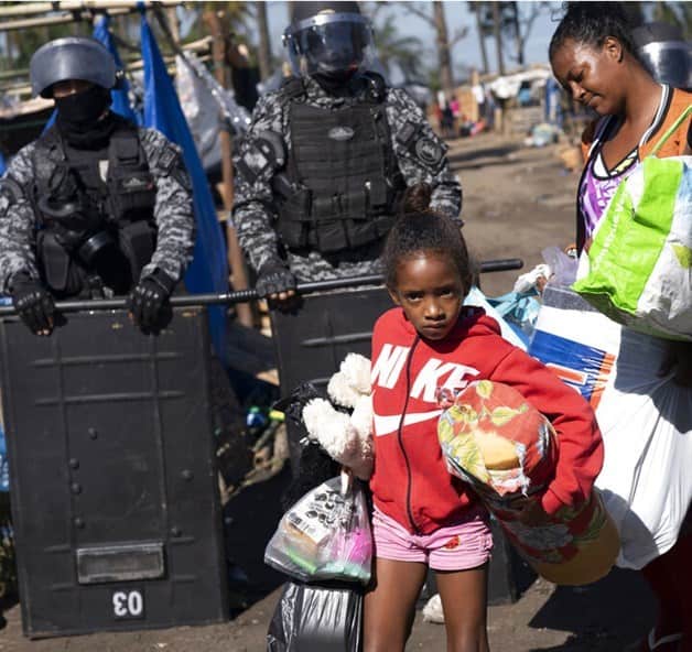 Desaloja Policía a familias en Brasil Desaloja Policía a familias en Brasil