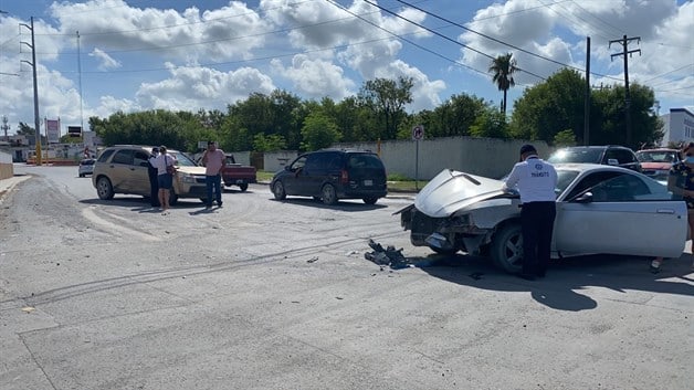 No cede paso y choca No cede paso y choca