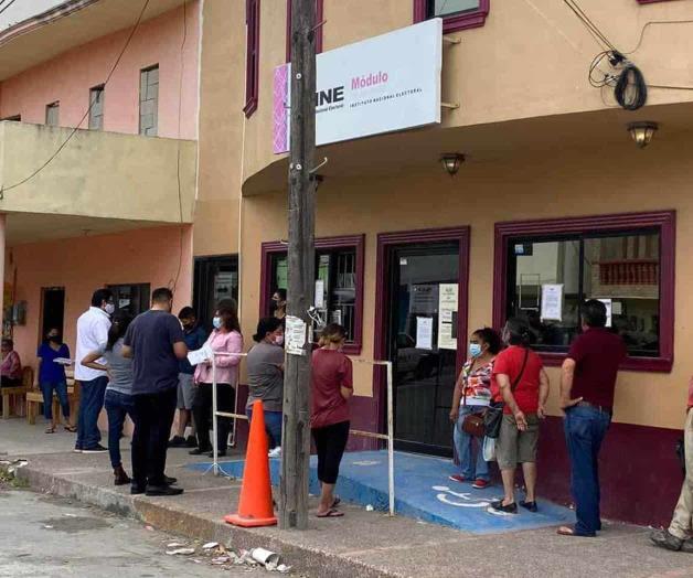 Tramitan por día 200 credenciales de elector Tramitan por día 200 credenciales de elector