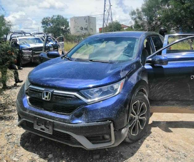 Abandonan camioneta con armamento tras agresion contra estatales Abandonan camioneta con armamento tras agresion contra estatales