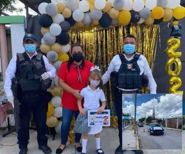 Llega niña en patrulla a su graduación Llega niña en patrulla a su graduación