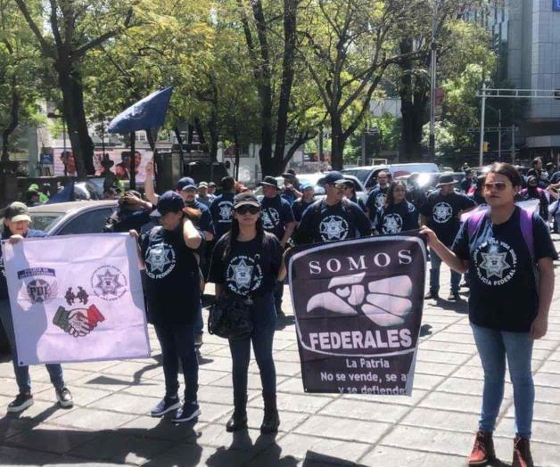 Marchan expolicías federales Marchan expolicías federales