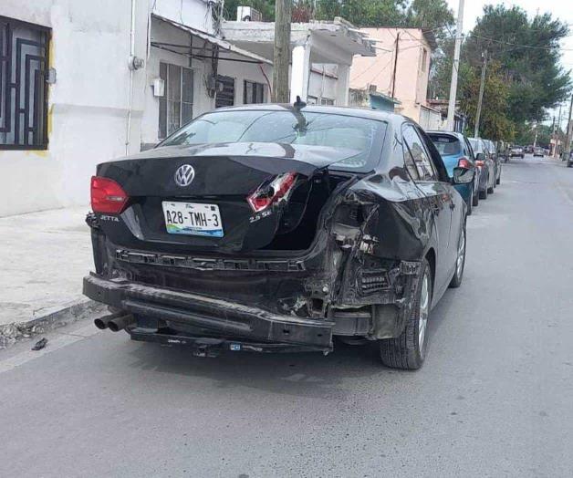 Conductor ignora ‘alto’ y estrella camioneta BMW Conductor ignora ‘alto’ y estrella camioneta BMW