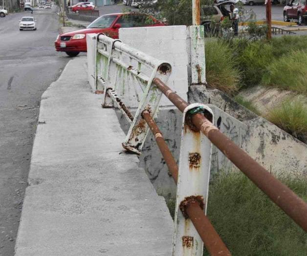 Puente en deterioro es peligro para peatones Puente en deterioro es peligro para peatones