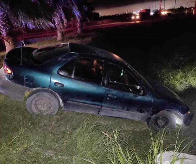 Cae vehículo a canal de riego Cae vehículo a canal de riego