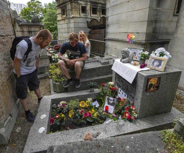 Fanáticos marcan 50mo aniversario de muerte de Jim Morrison Fanáticos marcan 50mo aniversario de muerte de Jim Morrison