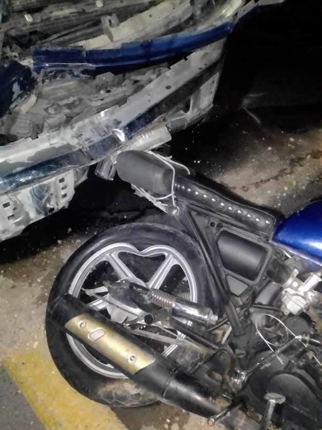 Muere motociclista de manera instantánea al ser impactado por una camioneta