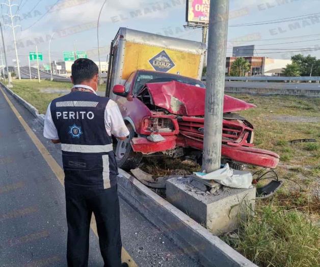 Se impacta contra lámpara pública camión repartidor de tortillas Se impacta contra lámpara pública camión repartidor de tortillas