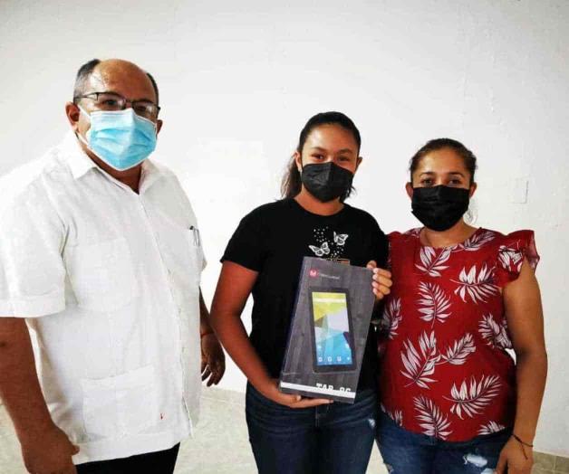 Reciben estudiantes tabletas electrónicas Reciben estudiantes tabletas electrónicas