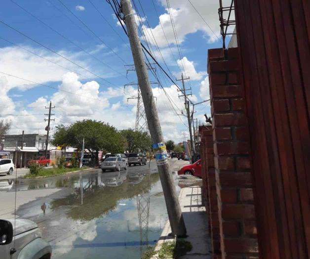 Alarma: poste en vilo amenaza desplomarse Alarma: poste en vilo amenaza desplomarse