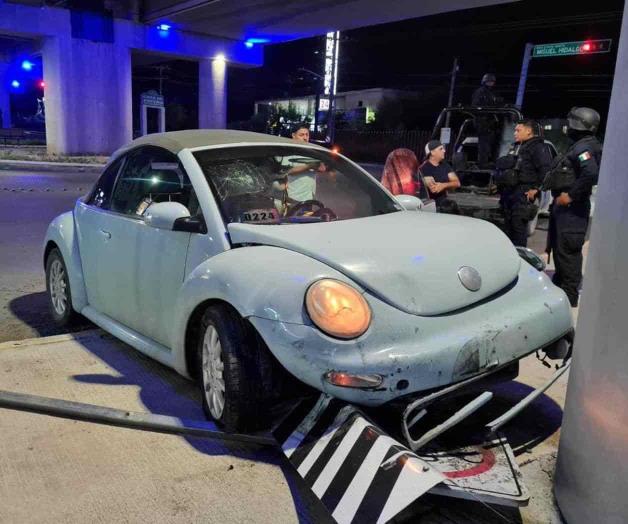 Mujer al volante ignora ‘alto’ y provoca colisión Mujer al volante ignora ‘alto’ y provoca colisión