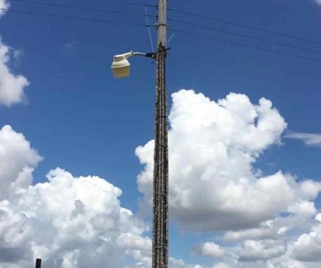 Se deterioran postes de CFE Se deterioran postes de CFE