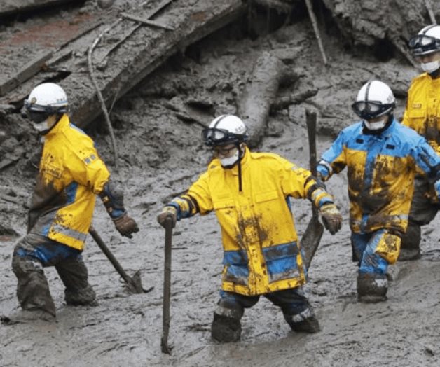 Rescatistas buscan víctimas de un alud en balneario japonés