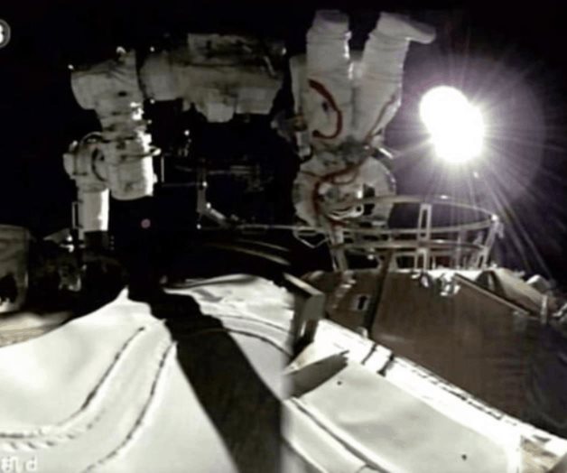 Dos astronautas chinos salen en una caminata espacial Dos astronautas chinos salen en una caminata espacial