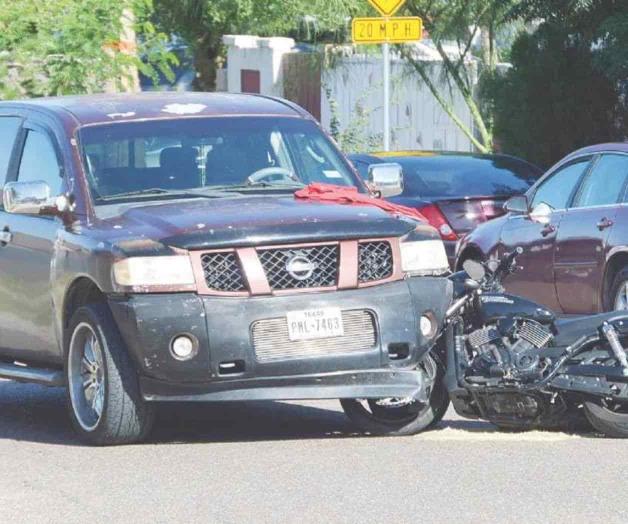 Choca una motociclista contra camioneta Choca una motociclista contra camioneta